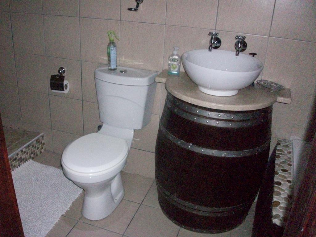 Bread And Barrel Guesthouse Bellville Кейптаун Номер фото